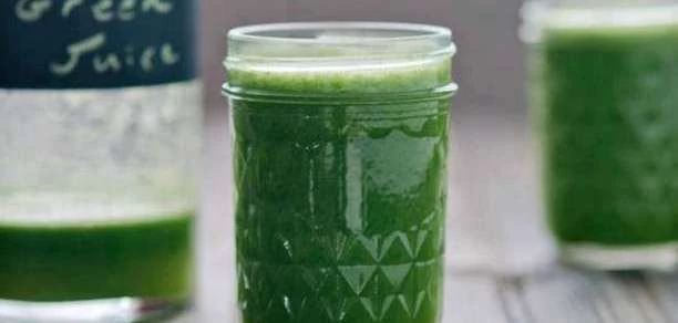 Ισχυρό θεραπευτικό τονωτικό ποτό που βοηθάει στη μείωση των φλεγμονών στο σώμα και αλκαλοποιεί το αίμα